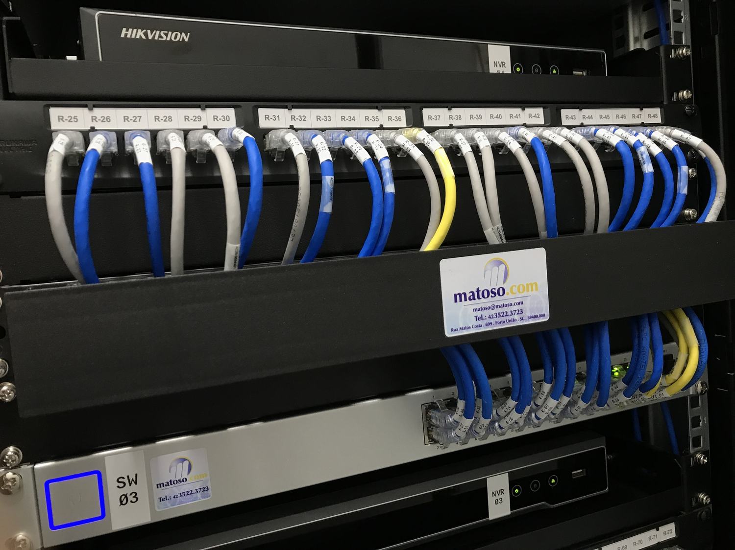 Gravador NVR Hikvision instalado em rack, integrado à rede estruturada