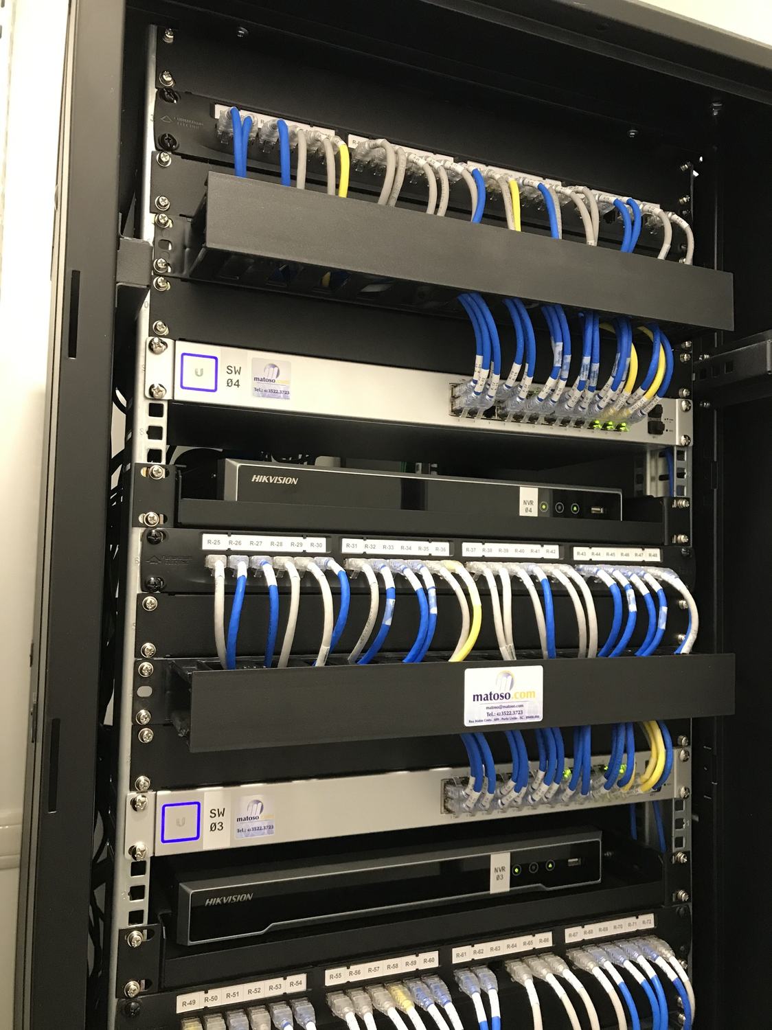 Rack estruturado com servidor e gravação dedicada