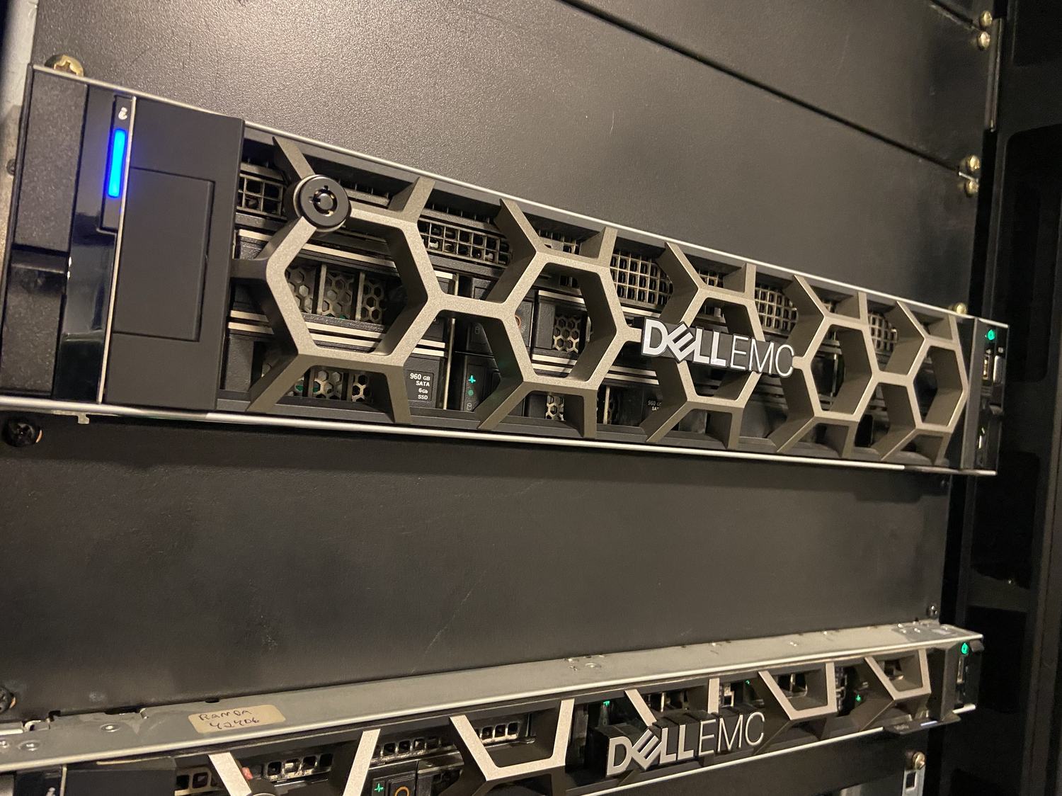 Servidores Dell EMC instalados em rack, em ambiente controlado