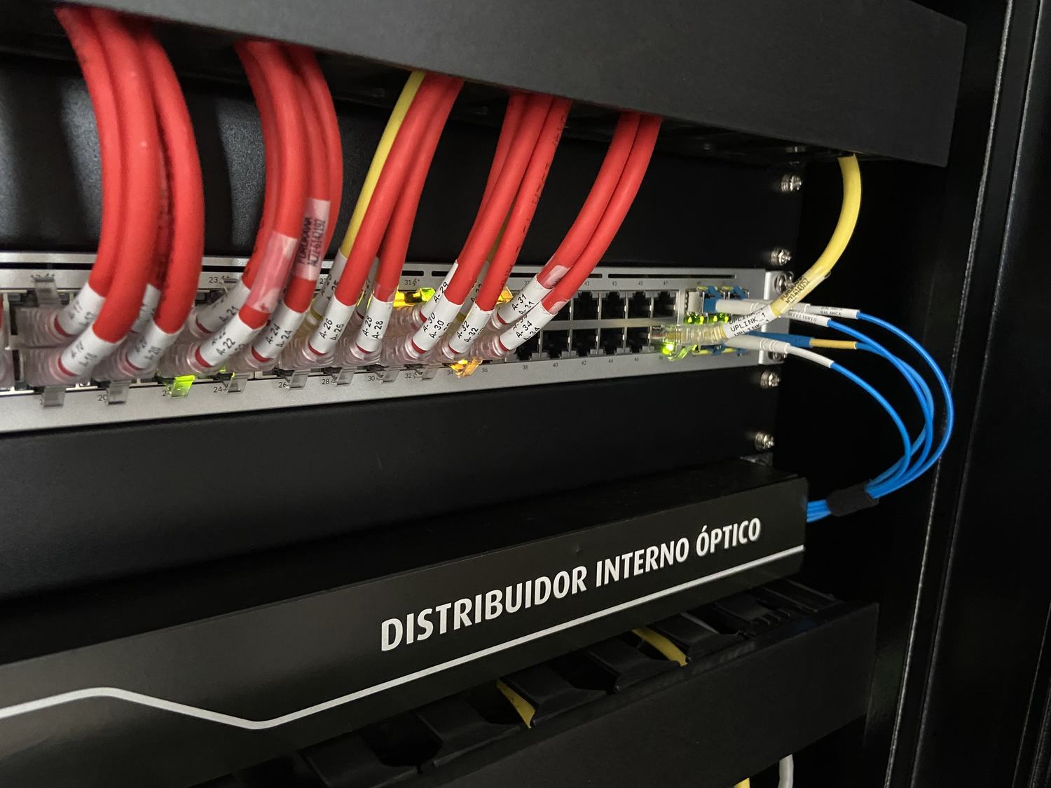 Distribuidor interno óptico identificado, com uplink em fibra e cabeamento certificado